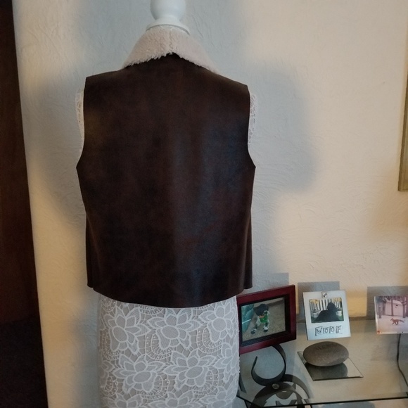 Arizona Jean Co faux leather vest with sherpa like lining - Picture 3 of 4